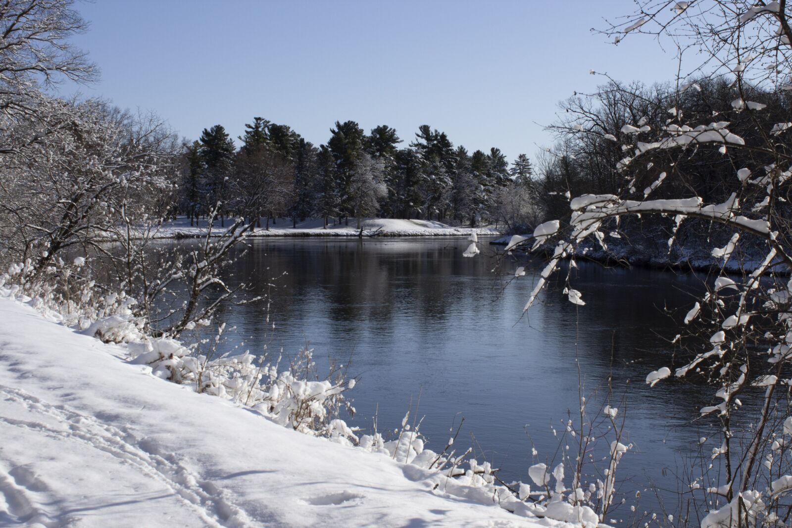 Canon EOS 600D (Rebel EOS T3i / EOS Kiss X5) sample photo. Snowy, river, wisconsin photography