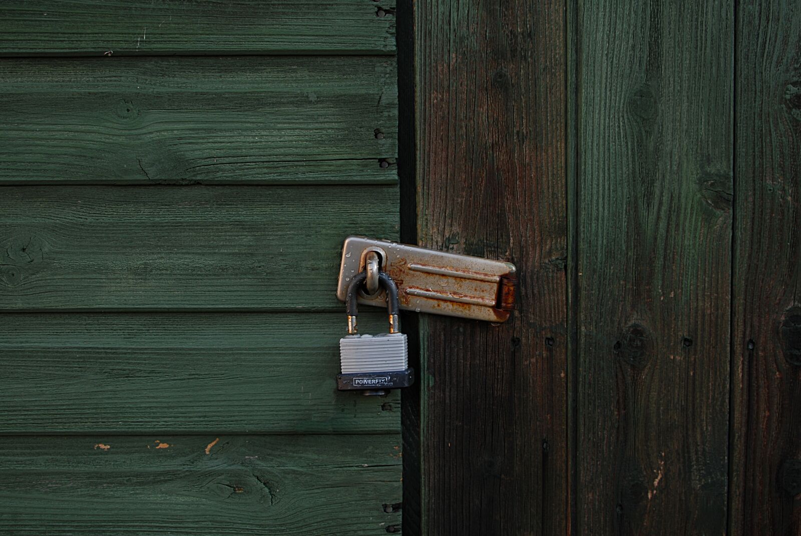 Nikon D200 sample photo. Green, wood, padlock photography