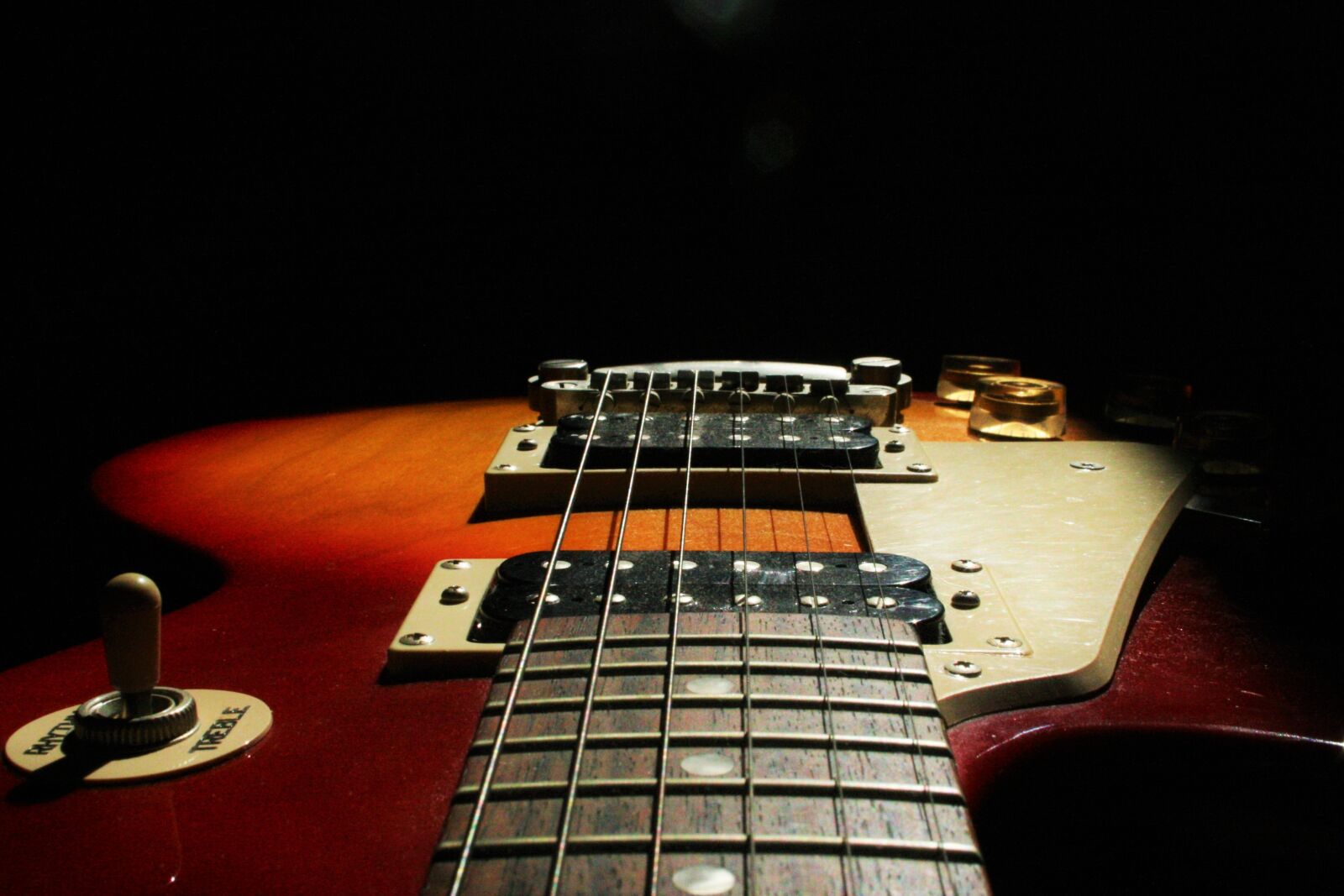 Canon EOS 400D (EOS Digital Rebel XTi / EOS Kiss Digital X) sample photo. Guitar, electric, instrument photography