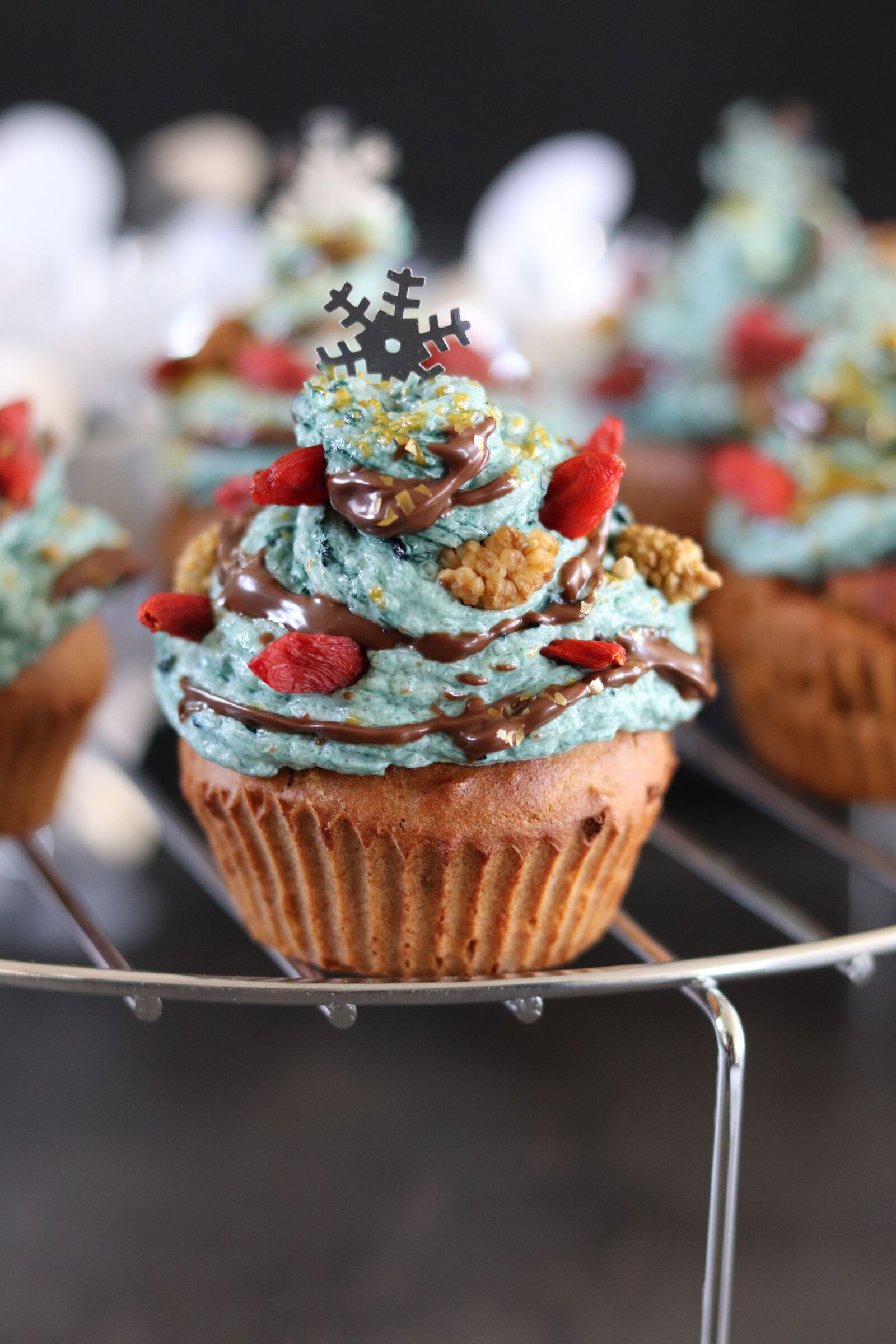 Canon EOS 800D (EOS Rebel T7i / EOS Kiss X9i) + Canon EF 50mm F1.8 STM sample photo. Christmas, cupcake, cake photography