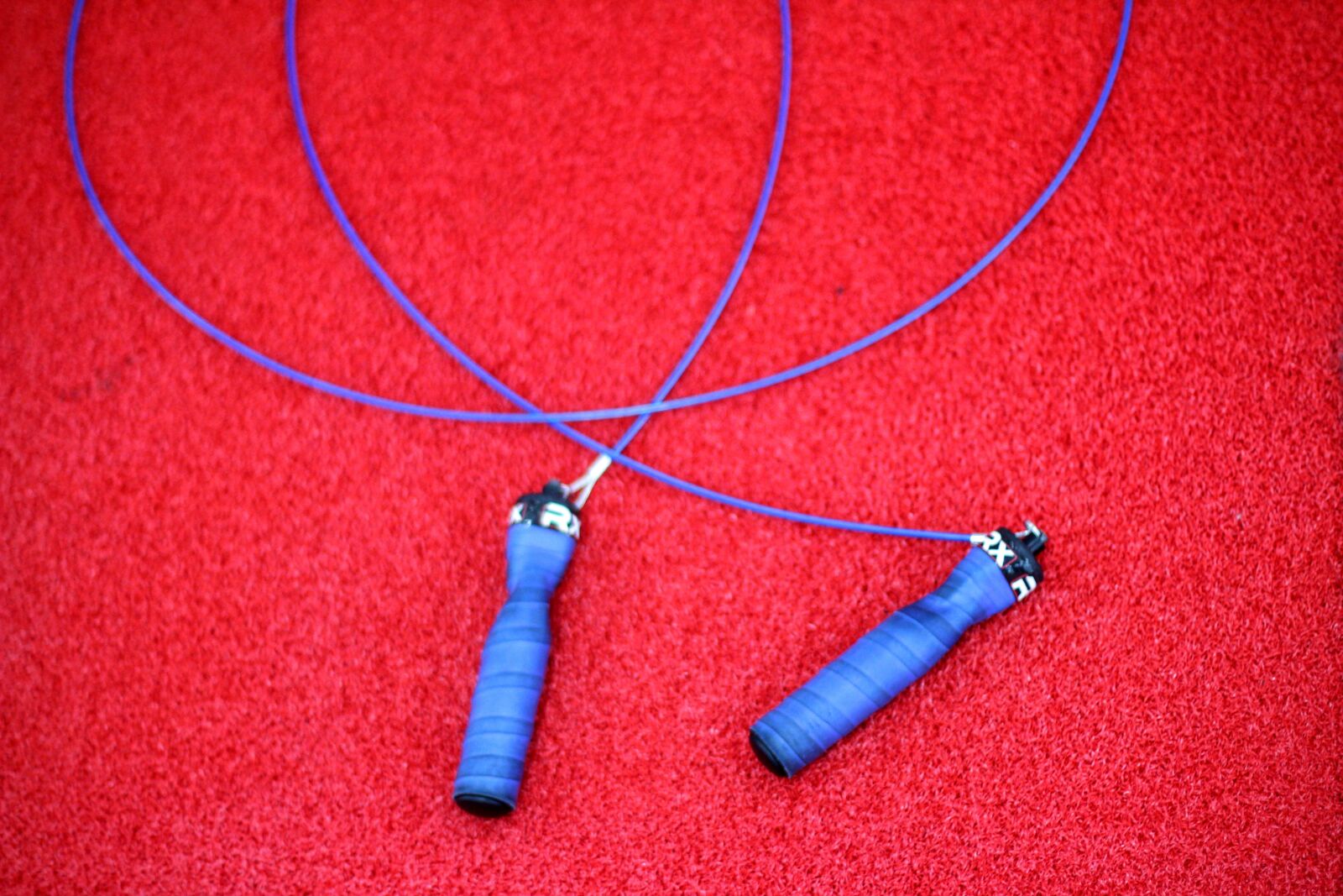 Canon EOS 600D (Rebel EOS T3i / EOS Kiss X5) + Canon EF 50mm F1.4 USM sample photo. Skipping rope, handle, blue photography