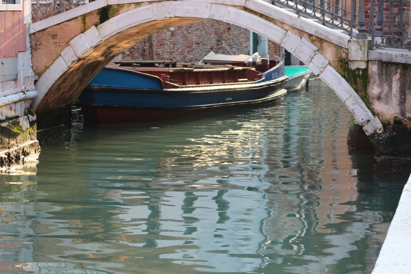 Canon EOS 600D (Rebel EOS T3i / EOS Kiss X5) + Canon EF 75-300mm f/4-5.6 sample photo. Venice, canal, italy photography