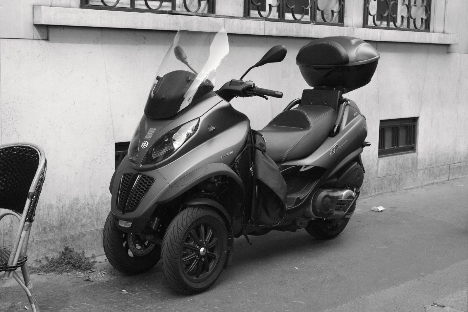 Canon EOS 1000D (EOS Digital Rebel XS / EOS Kiss F) sample photo. Paris, france, scooter photography
