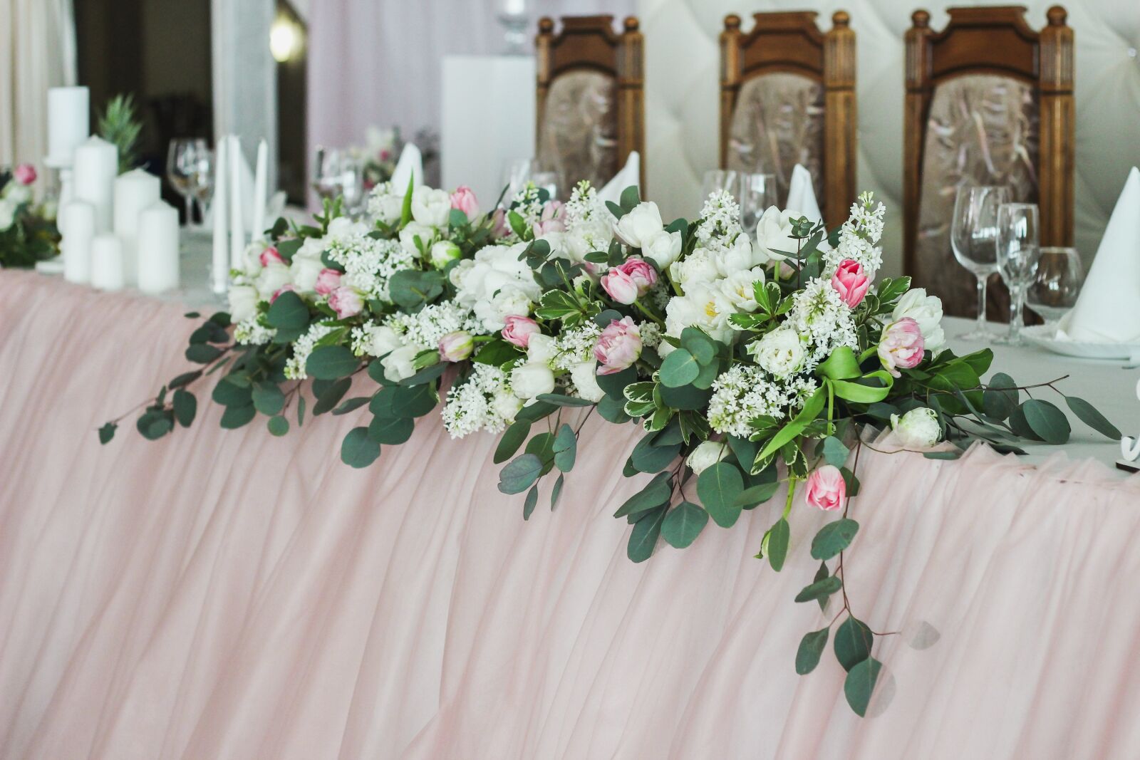 Canon EOS 600D (Rebel EOS T3i / EOS Kiss X5) + Canon EF 50mm F1.8 II sample photo. Decor, flowers, wedding photography