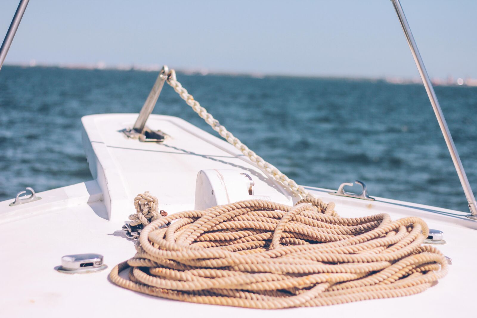 Canon EOS 60D + Canon EF 50mm F1.8 II sample photo. Beach, blue, boat, rope photography
