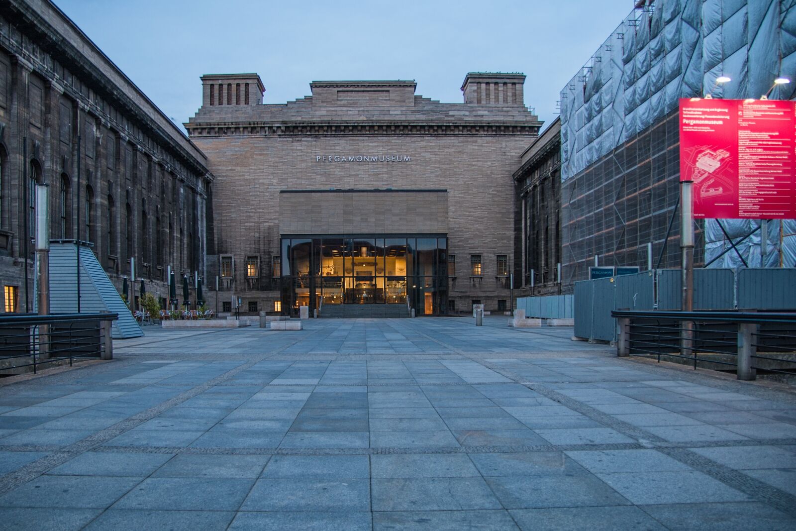 Sony Alpha DSLR-A100 sample photo. Berlin, the pergamon museum photography
