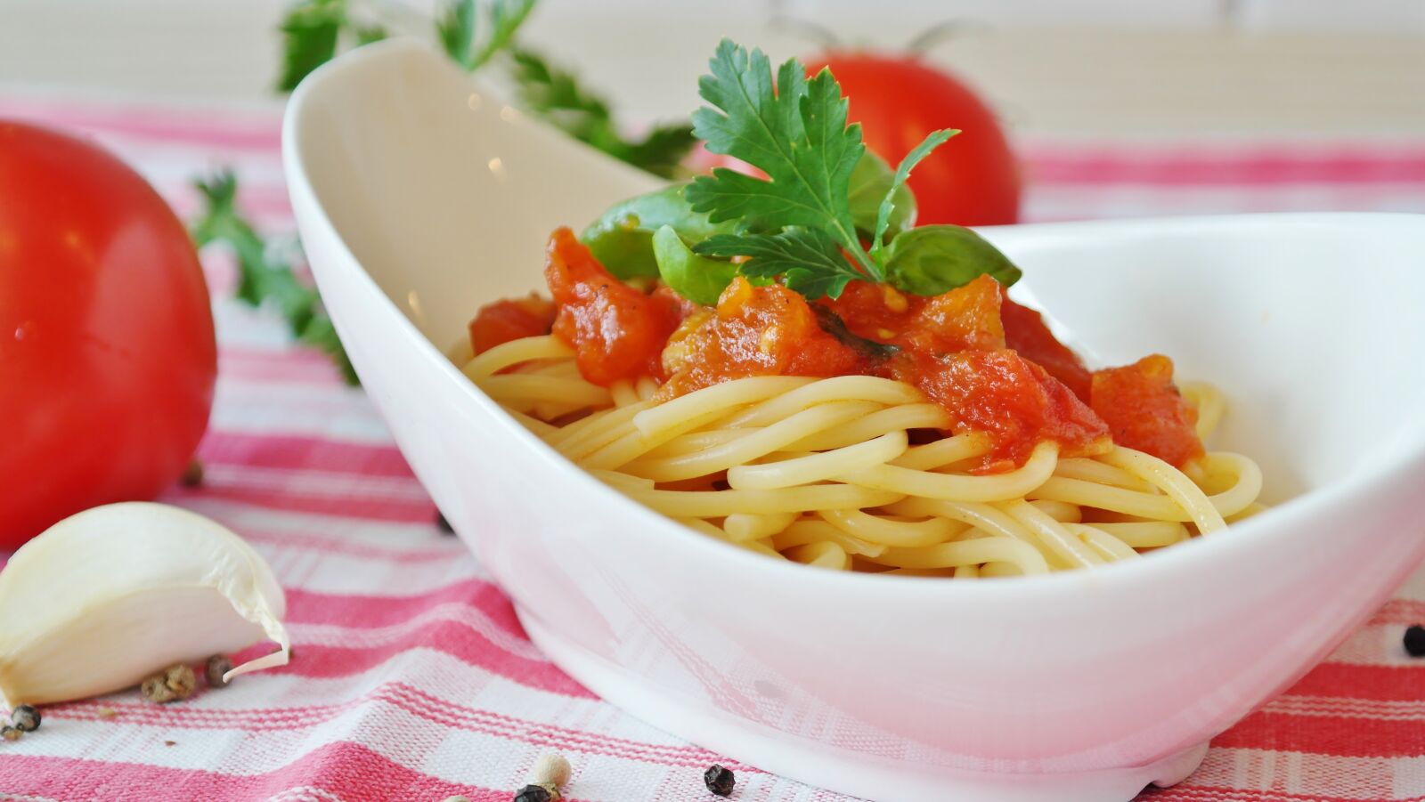 Samsung NX20 sample photo. Spaghetti, tomatoes, tomato sauce photography