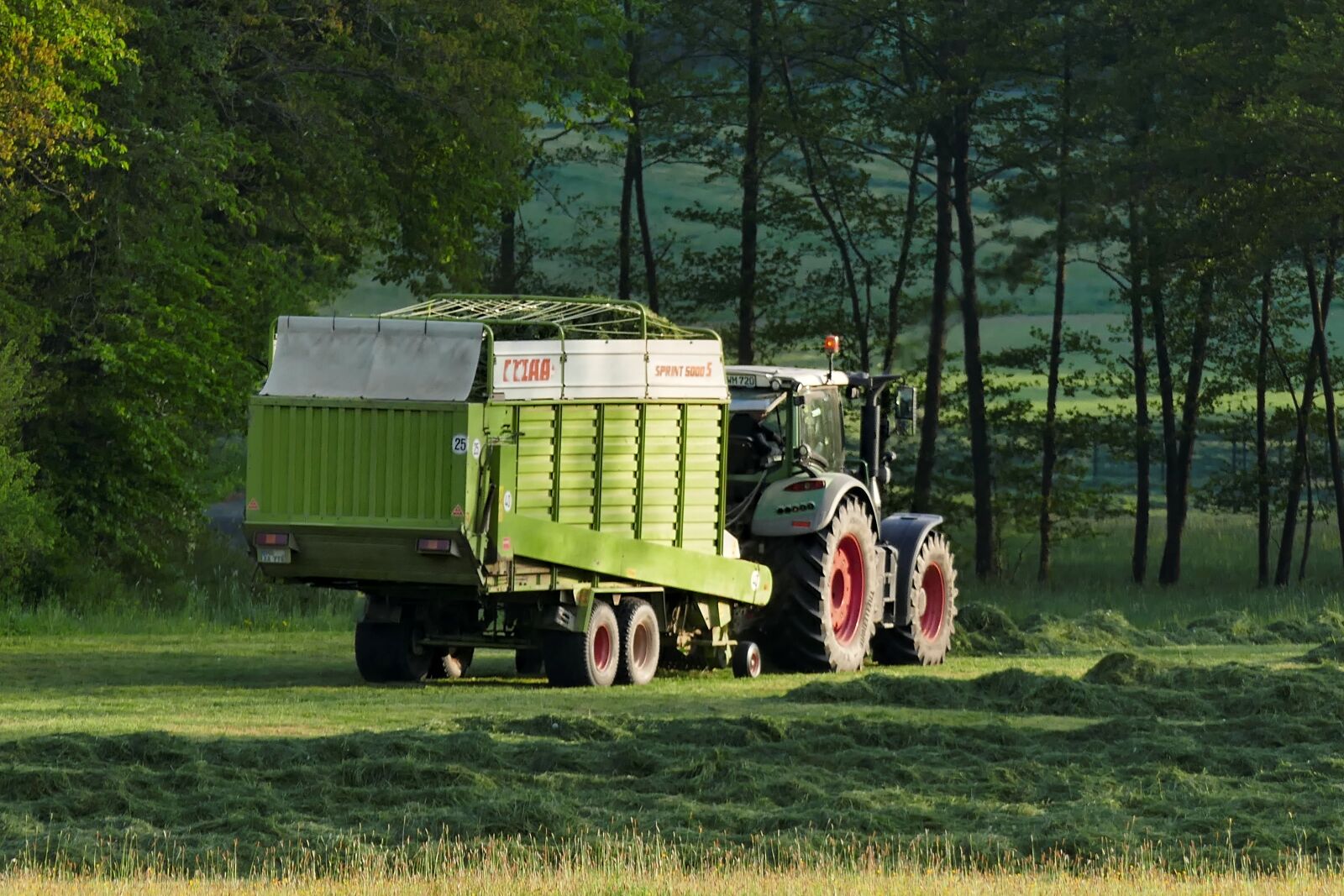 Panasonic Lumix DMC-FZ1000 sample photo. Tractors, agriculture, harvest photography