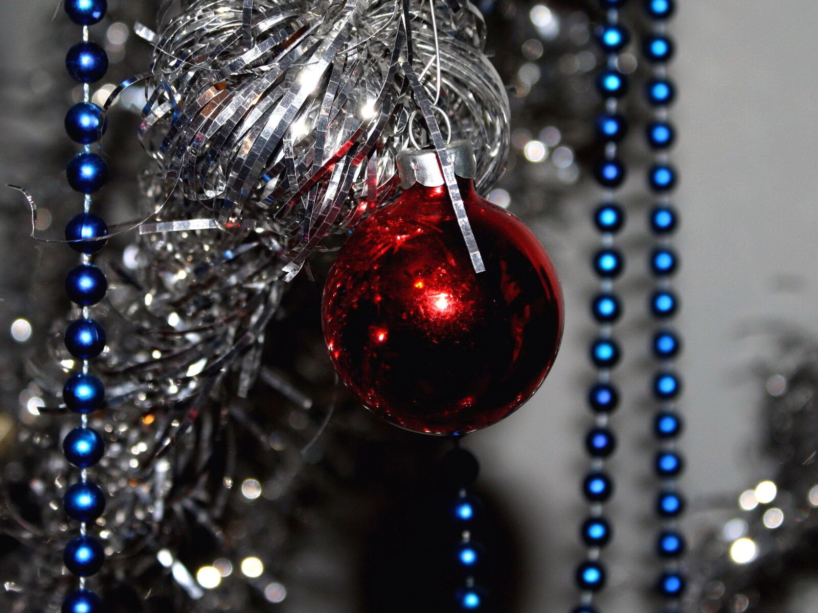 f/3.5-5.6 IS sample photo. Christmas, ornament, decorations photography