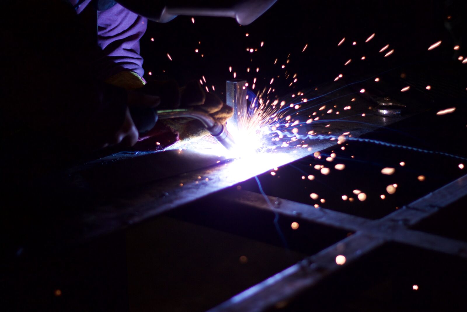 Canon EOS 500D (EOS Rebel T1i / EOS Kiss X3) sample photo. Metalworking, iron, sparks photography