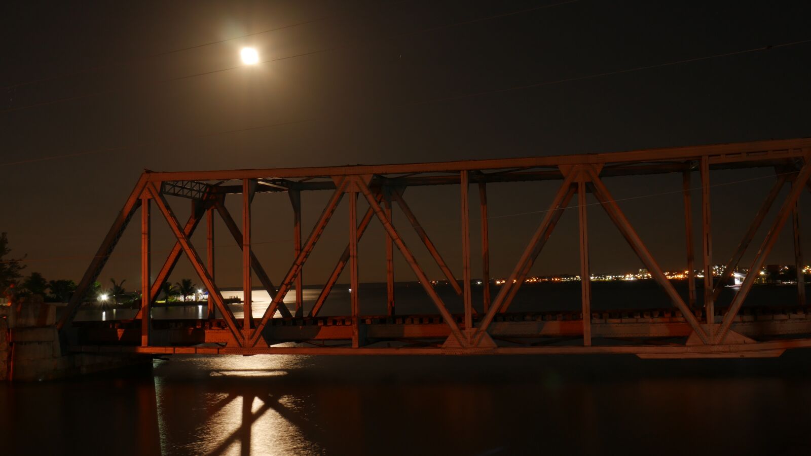 Panasonic Lumix DMC-G7 sample photo. Railway bridge, night, killings photography