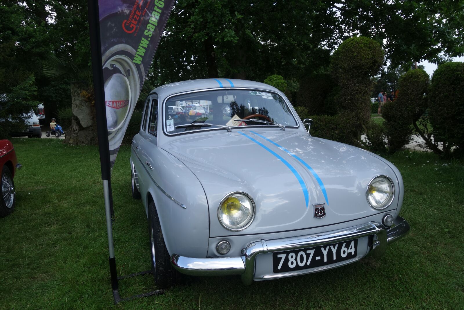 Sony Cyber-shot DSC-RX100 II sample photo. Old car, renault, dauphine photography