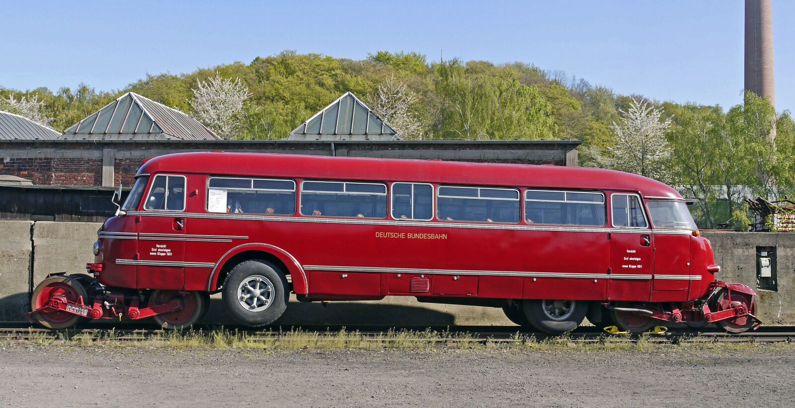 Panasonic Lumix DMC-G1 sample photo. Schie-stra-bus, deutsche bundesbahn, 1950s photography