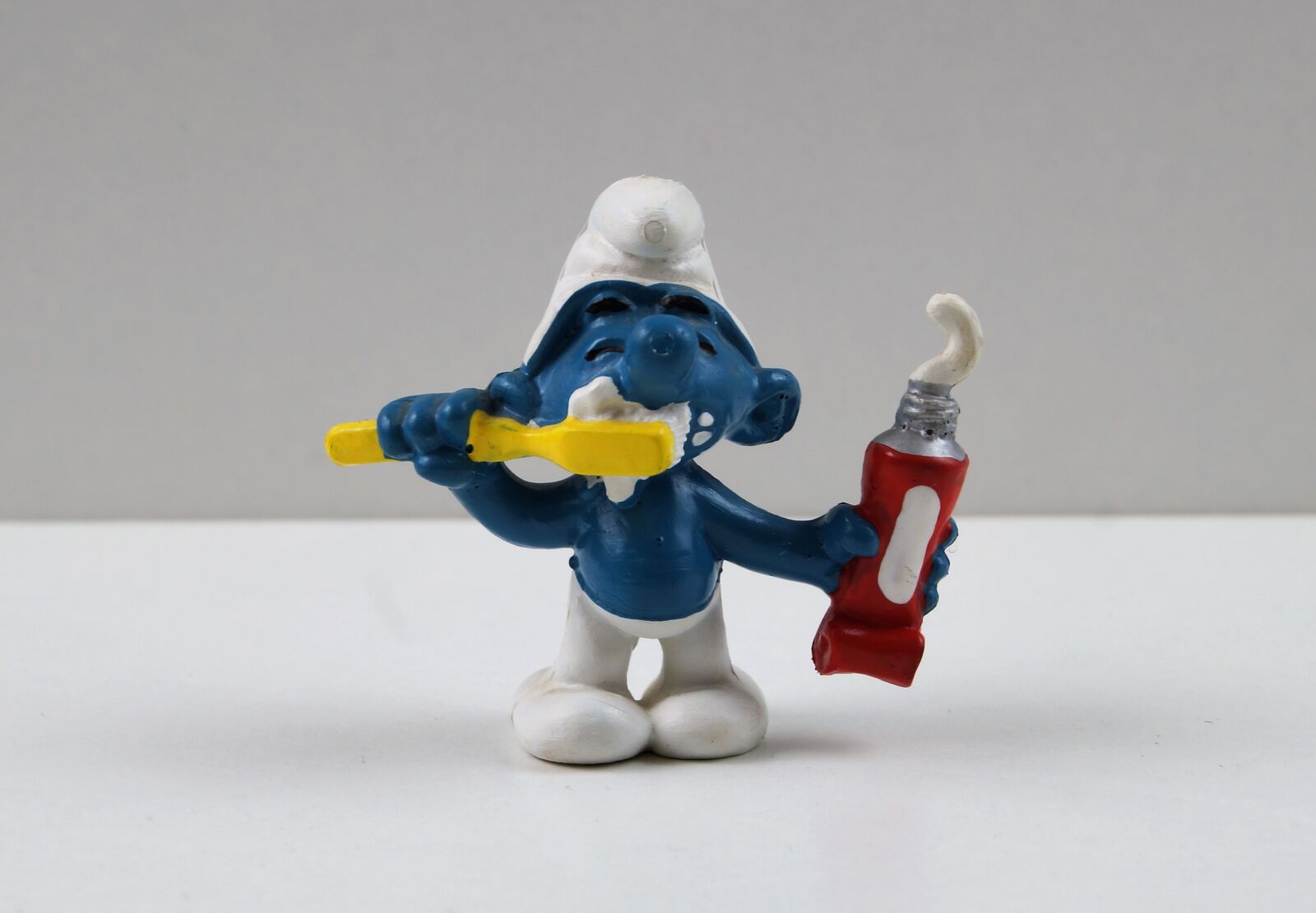 Sony DT 18-70mm F3.5-5.6 sample photo. Smurf, smurfs, tooth brushing photography
