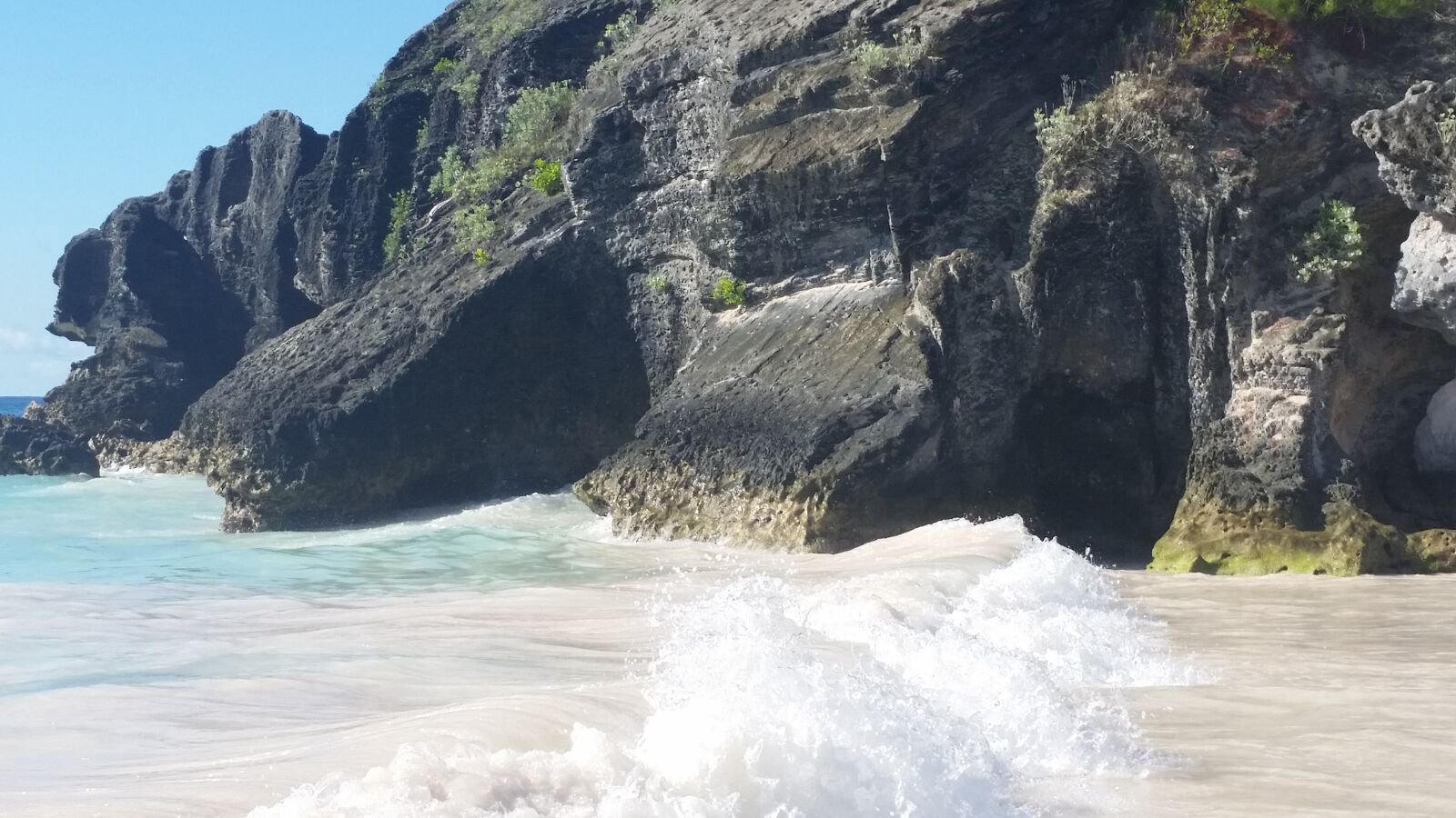 Samsung Galaxy S5 sample photo. Bermuda, waves, rocks photography