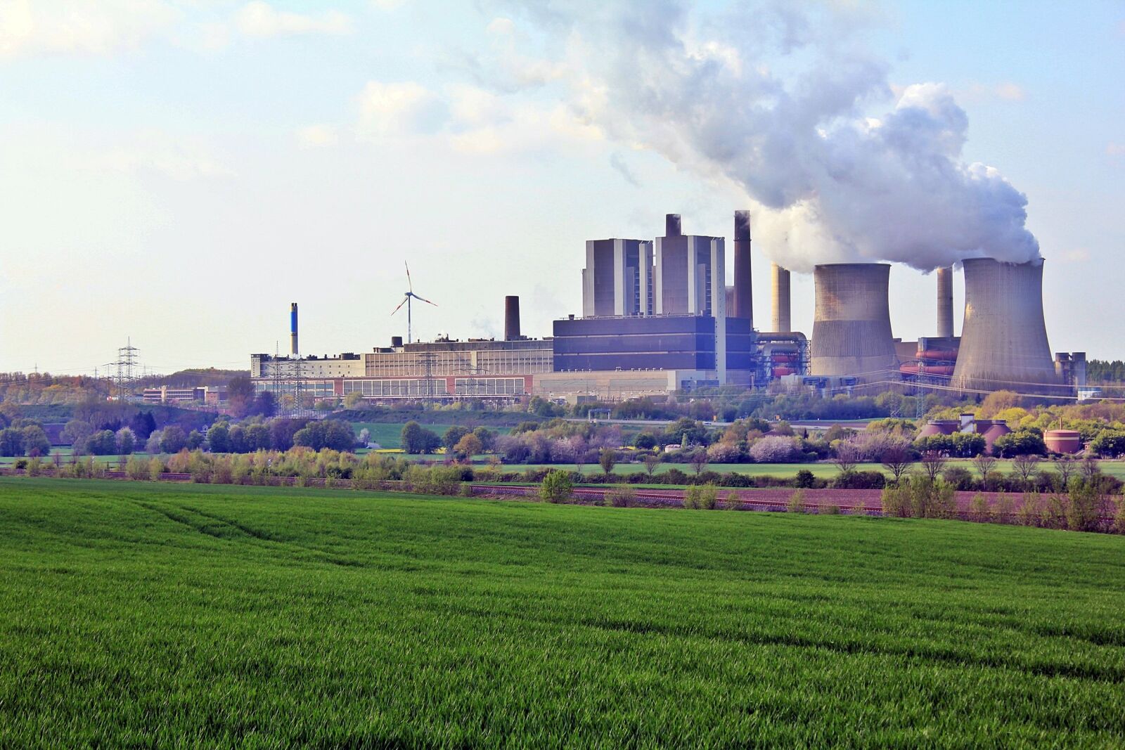 Canon EOS 550D (EOS Rebel T2i / EOS Kiss X4) sample photo. Power plant, clouds, industry photography
