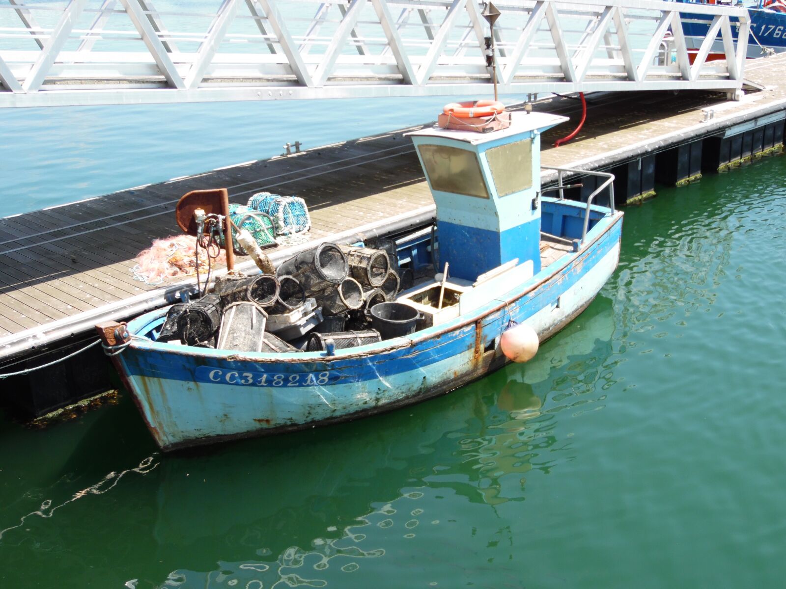 Samsung WB1100F/WB1101F/WB1102F sample photo. Pot, boat, sea photography