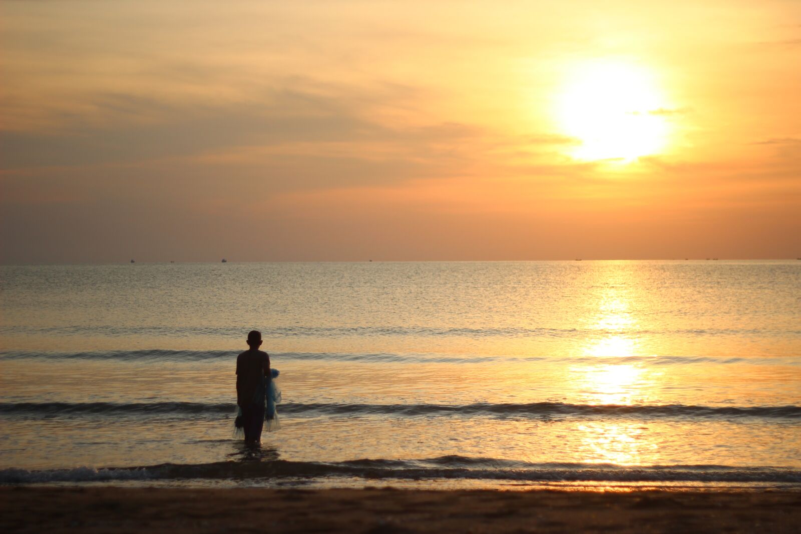Canon EOS 600D (Rebel EOS T3i / EOS Kiss X5) + Canon EF 50mm F1.8 II sample photo. Sunrise, tourism, beach photography
