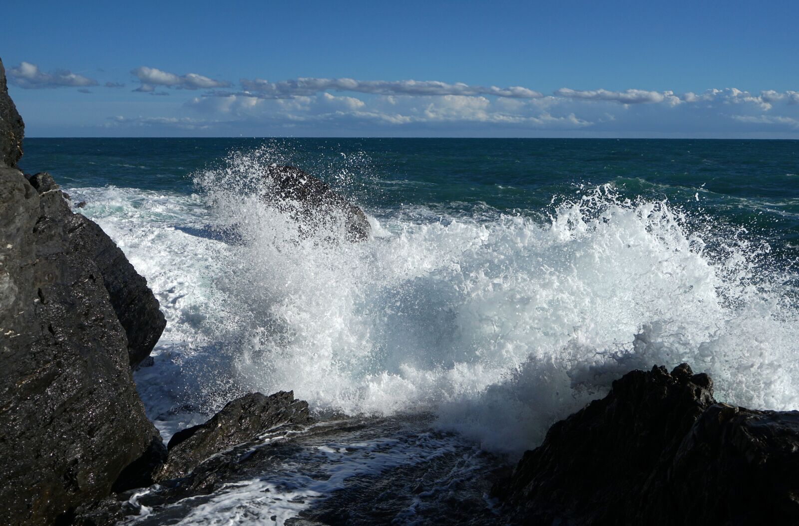 Sony a7 II + Sony Vario Tessar T* FE 24-70mm F4 ZA OSS sample photo. Sea, surf, rock photography