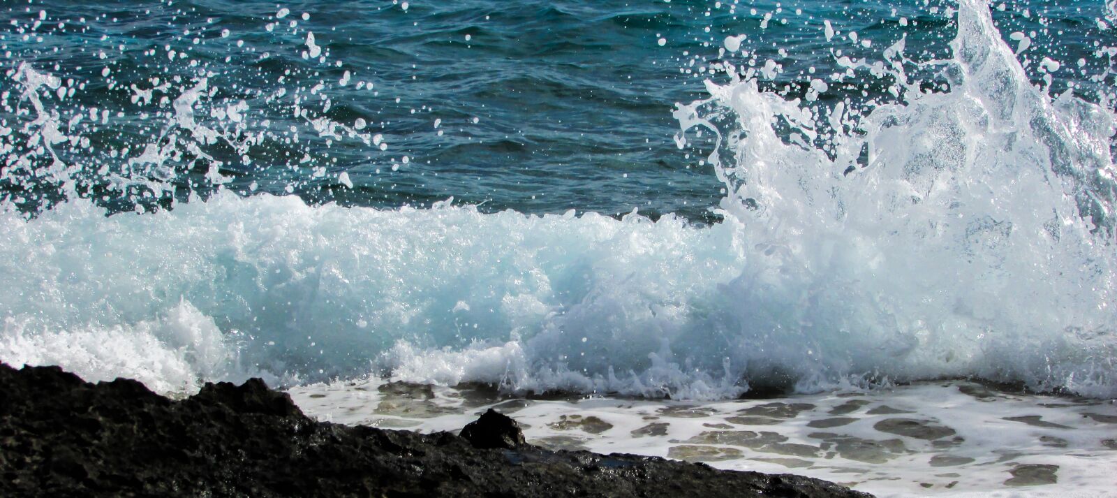 Canon PowerShot SX400 IS sample photo. Wave, smashing, foam photography