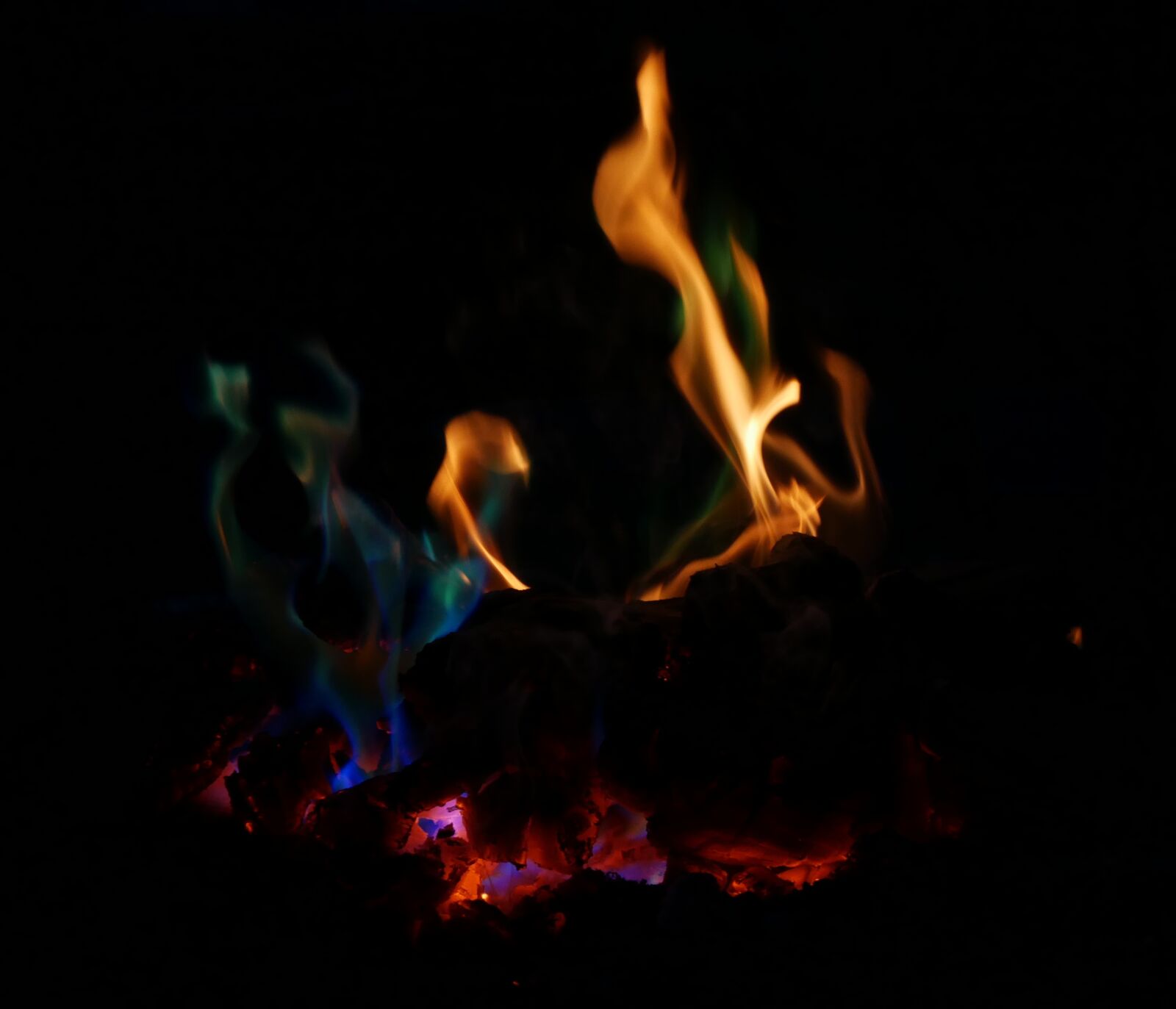 Panasonic DMC-G70 sample photo. Fire, colorful, embers photography