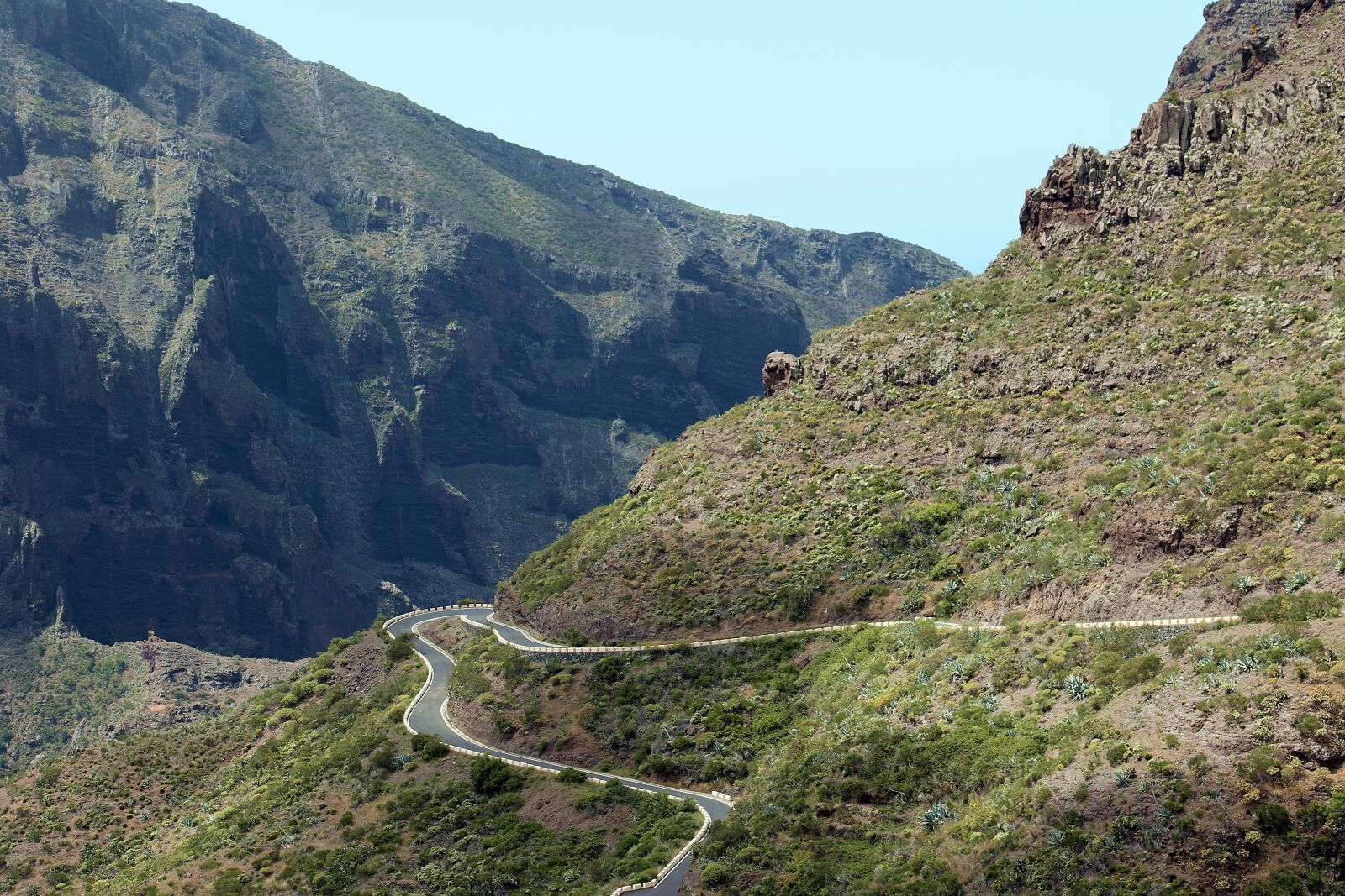 Canon EOS 7D Mark II sample photo. Streamers, mountain road, tenerife photography