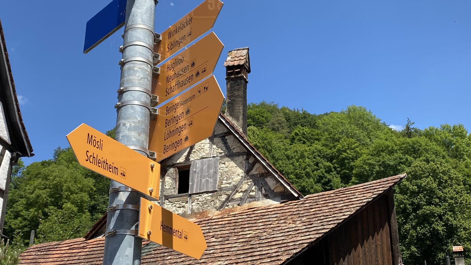 Apple iPhone 11 Pro sample photo. Hiking, trecking, wegweiser photography