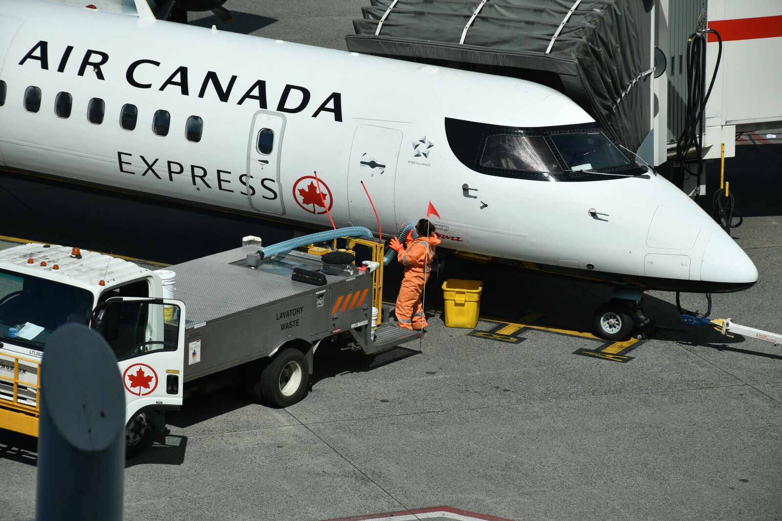 Nikon D7500 sample photo. Airplane lavatory cleaning, airplane photography