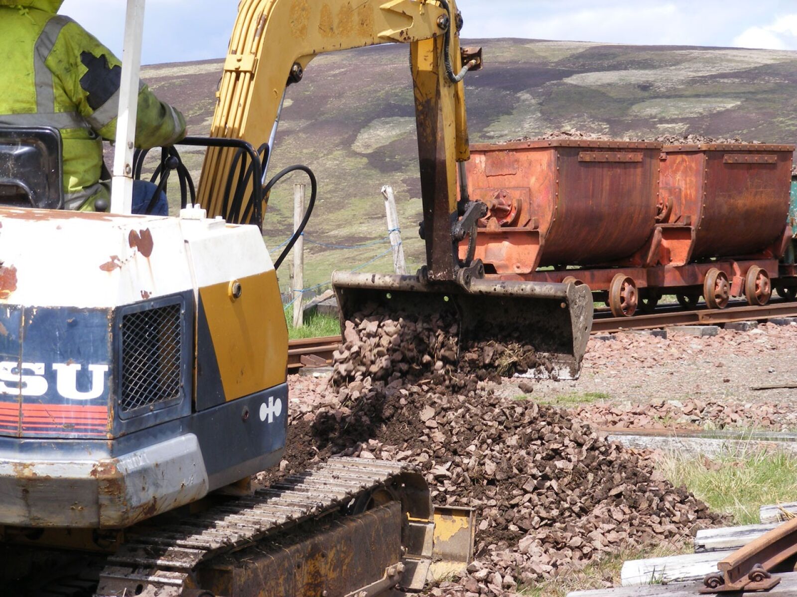 Fujifilm FinePix S5700 S700 sample photo. Digger, earth, mover photography