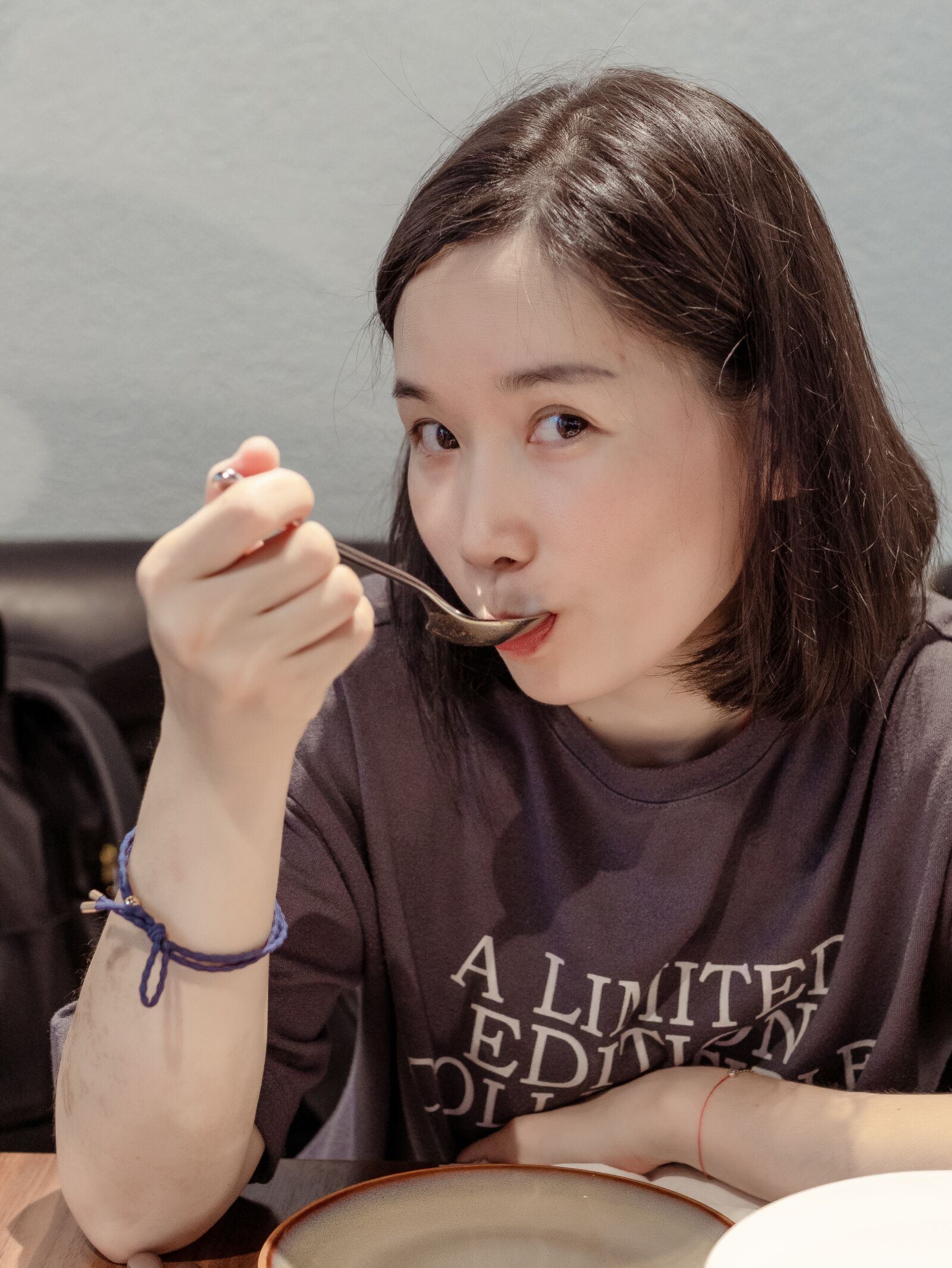 Sony a7R III + Sony Distagon T* FE 35mm F1.4 ZA sample photo. Woman, eat, lunch photography