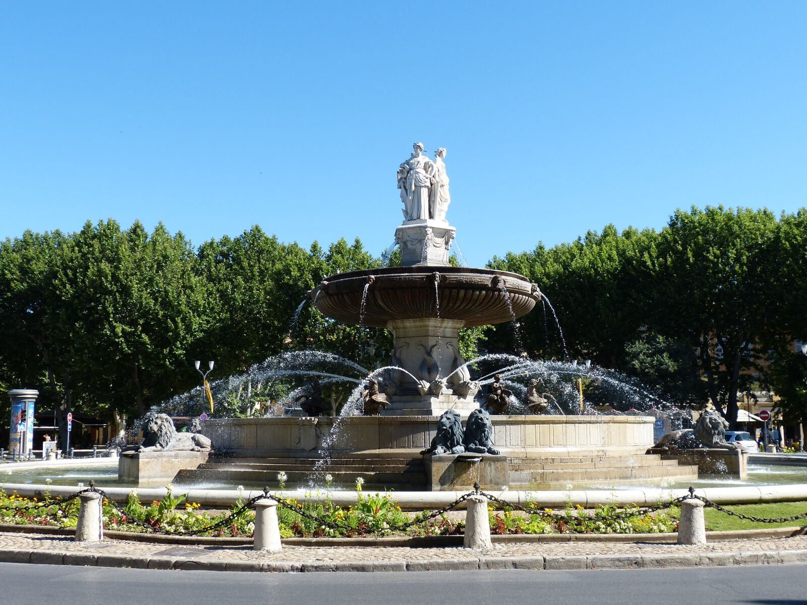 Panasonic Lumix DMC-FZ150 sample photo. Fountain, lion, sculpture photography