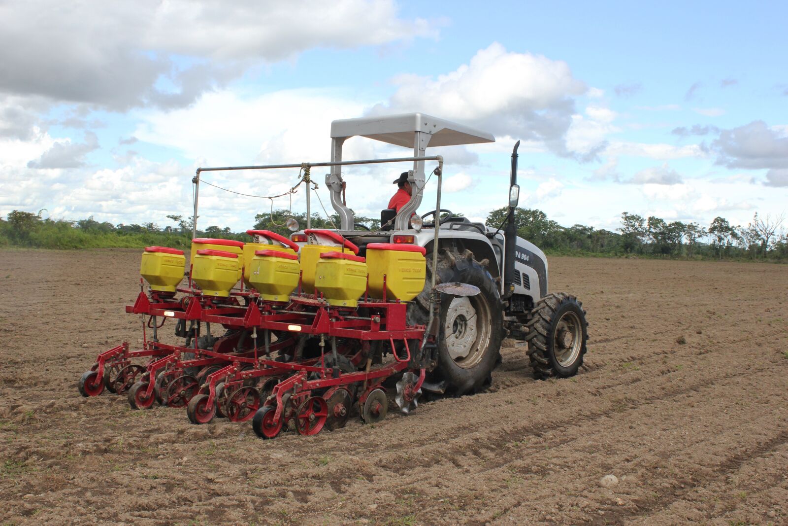 Canon EOS 550D (EOS Rebel T2i / EOS Kiss X4) sample photo. Tractor, planting, cultivation photography