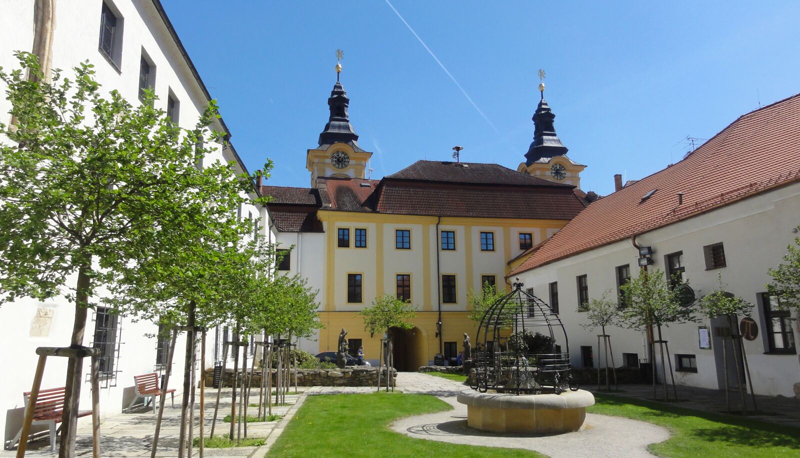 Sony DSC-HX5V sample photo. Town hall, courtyard, czechia photography