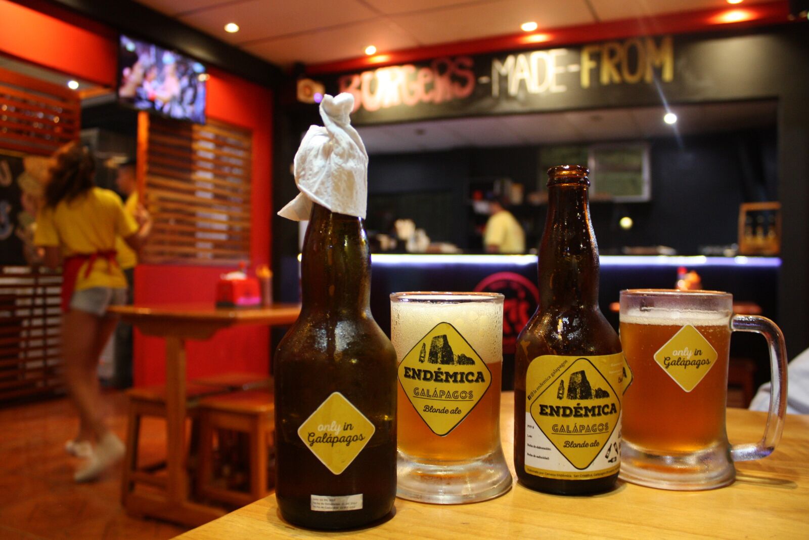 Canon EOS 450D (EOS Rebel XSi / EOS Kiss X2) sample photo. Galapagos, beer, bar photography