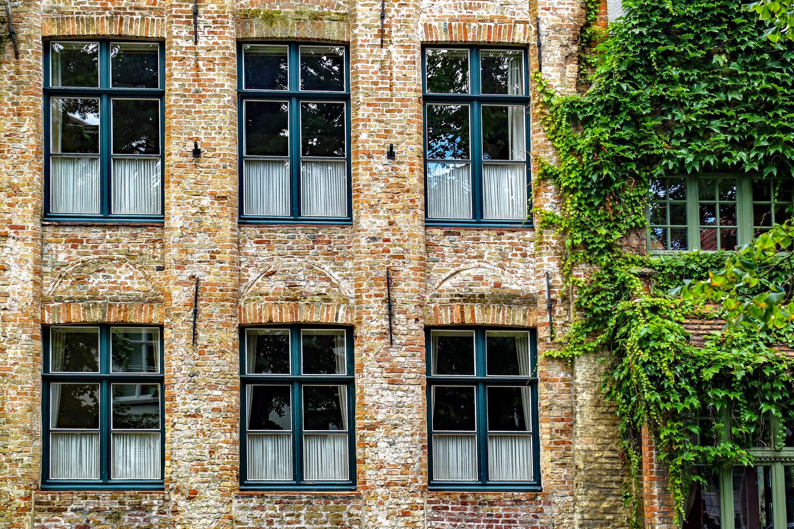 Fujifilm X30 sample photo. Building, facade, brick photography