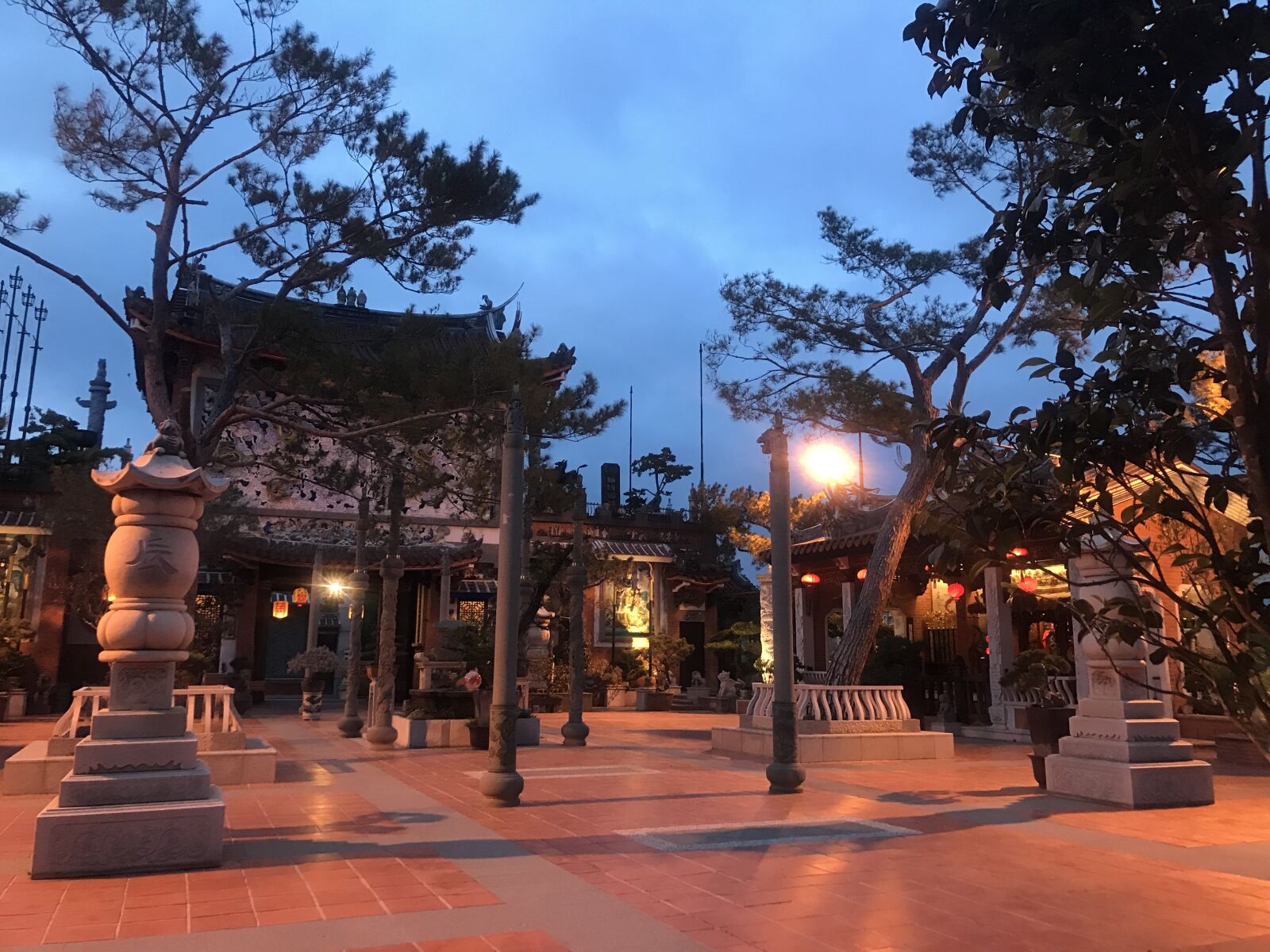 iPhone 7 Plus back dual camera 3.99mm f/1.8 sample photo. Temple, hu wei, sunset photography