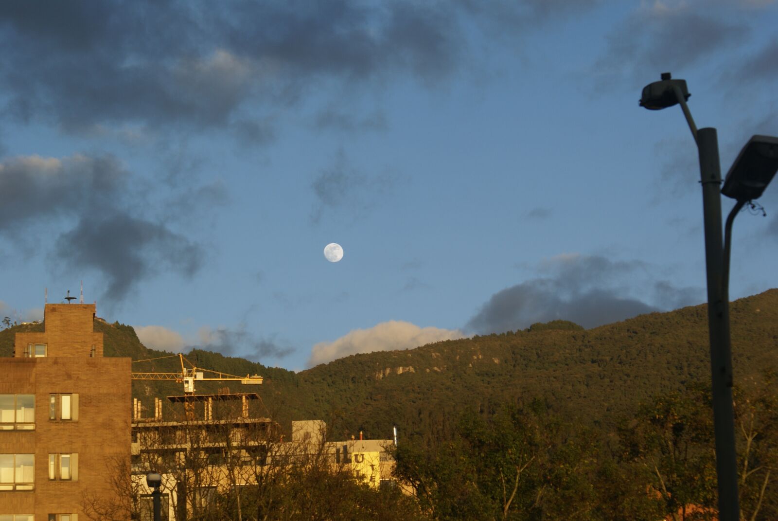 Sony Alpha DSLR-A100 sample photo. Moon, bogotá, east photography