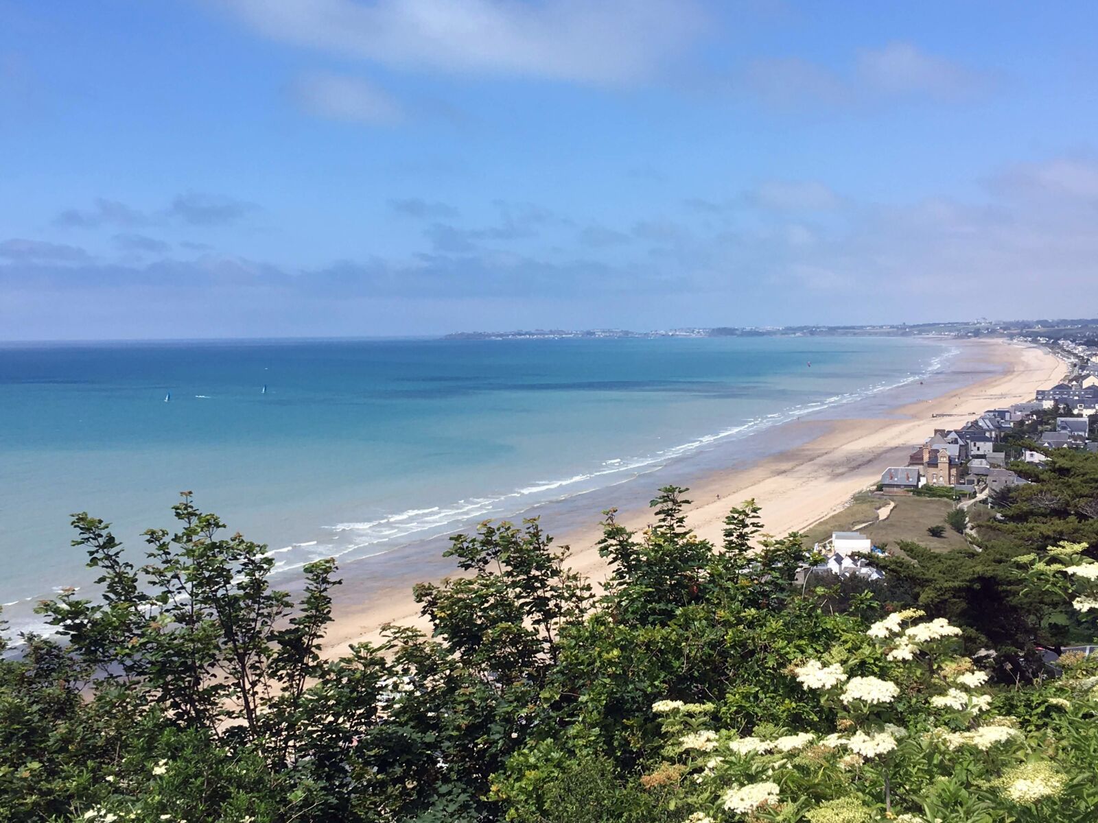 iPhone SE back camera 4.15mm f/2.2 sample photo. Jullouville, sea, beach photography