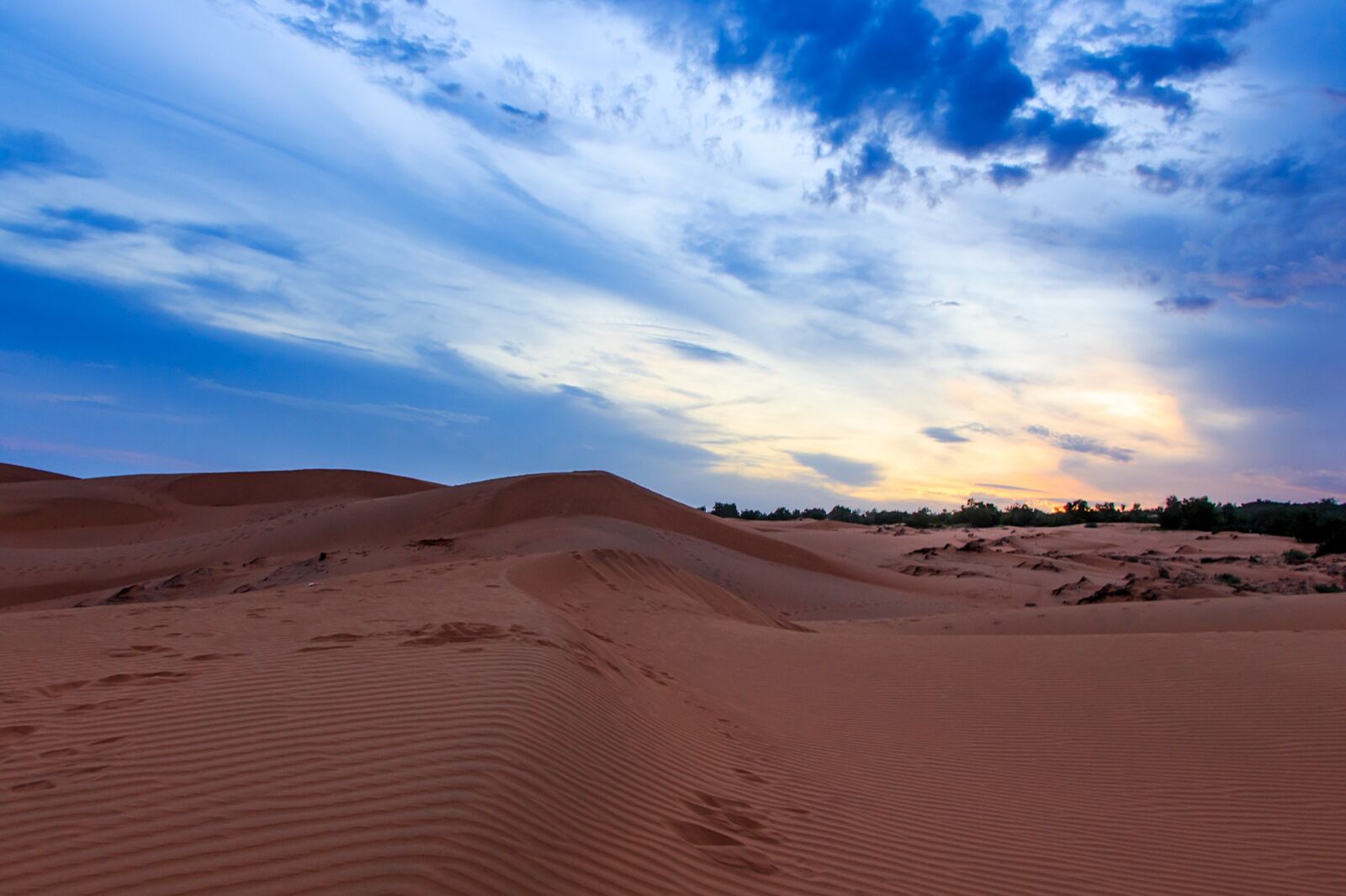 Canon EOS 700D (EOS Rebel T5i / EOS Kiss X7i) sample photo. The hill, throat, sand photography