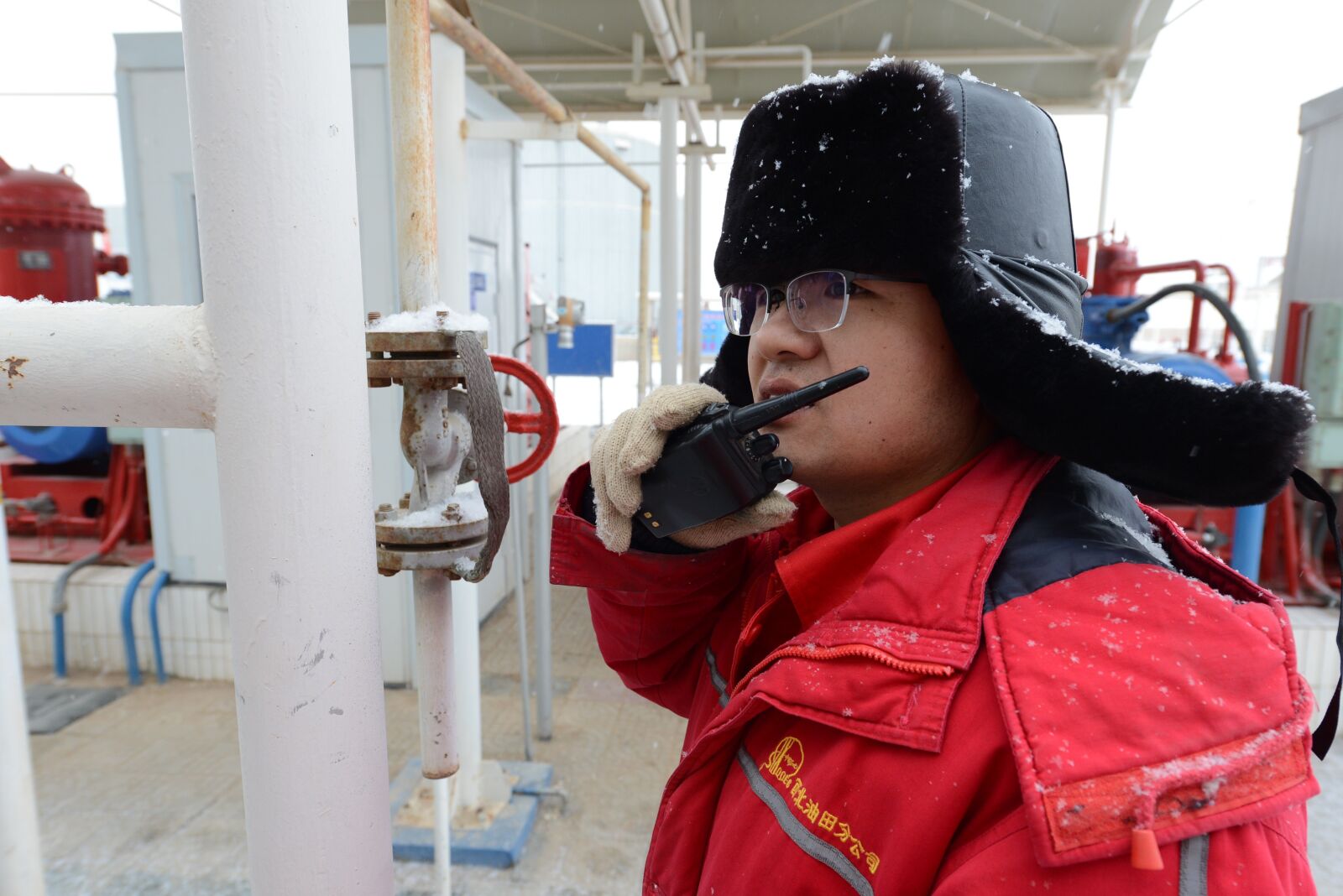 Nikon D800 sample photo. Oil workers, in the photography