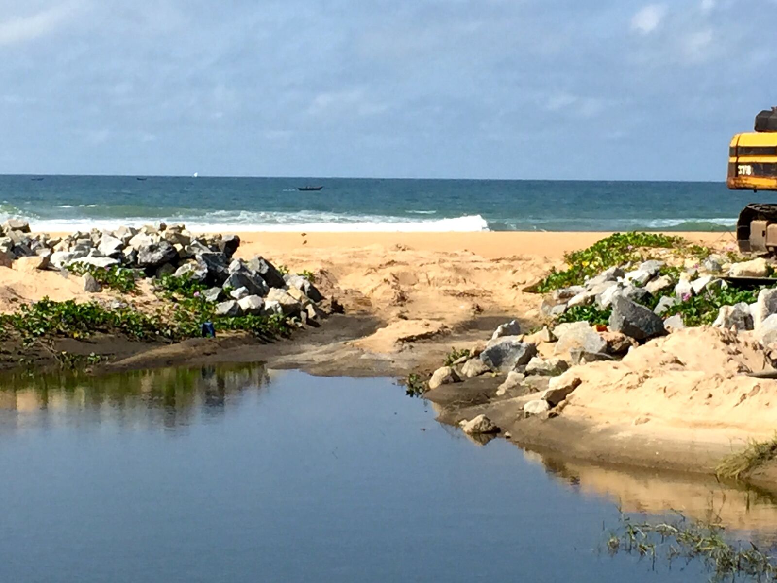 iPhone 6 Plus back camera 4.15mm f/2.2 sample photo. Rocks, sand, sea, water photography