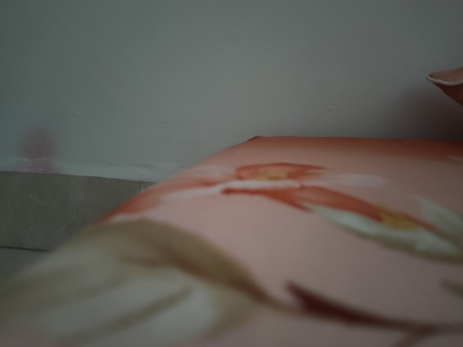 OPPO RENO2 sample photo. Bed, edge, white photography