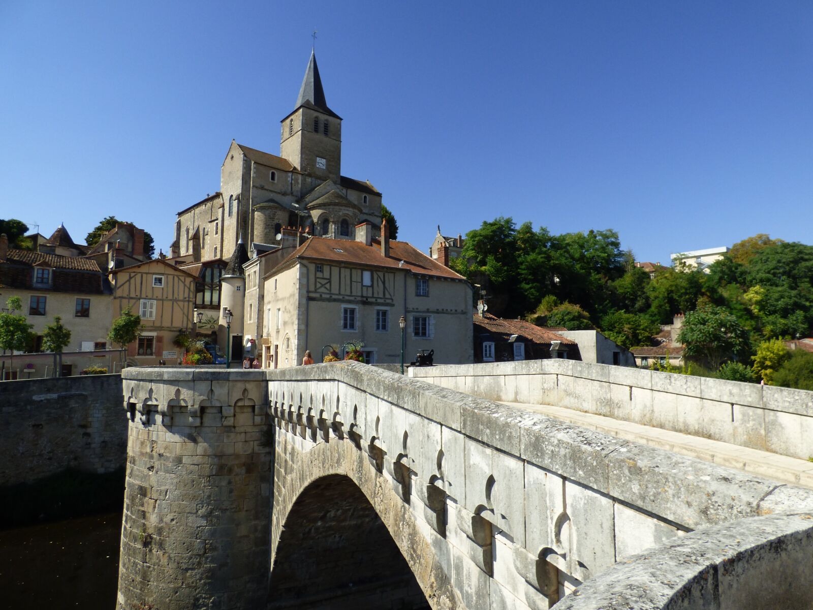 Panasonic DMC-FZ72 sample photo. Montmorillon, bridge, architecture photography