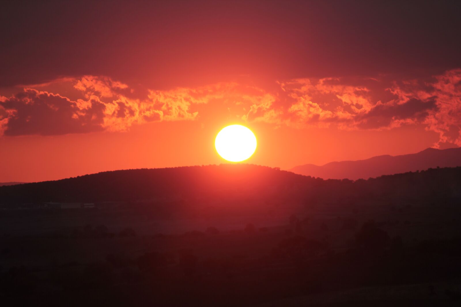 Canon EOS 550D (EOS Rebel T2i / EOS Kiss X4) sample photo. Solar, orange, clouds photography