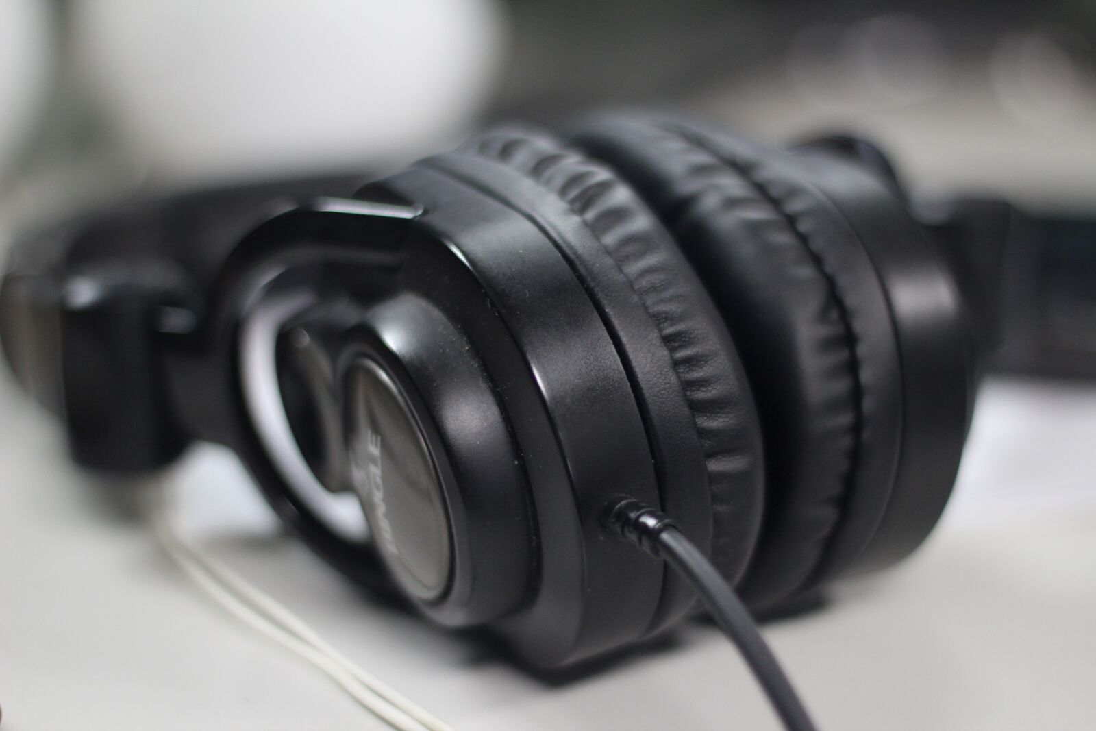 Canon EOS 600D (Rebel EOS T3i / EOS Kiss X5) + Canon EF 50mm F1.8 II sample photo. Headphones, black, headset photography