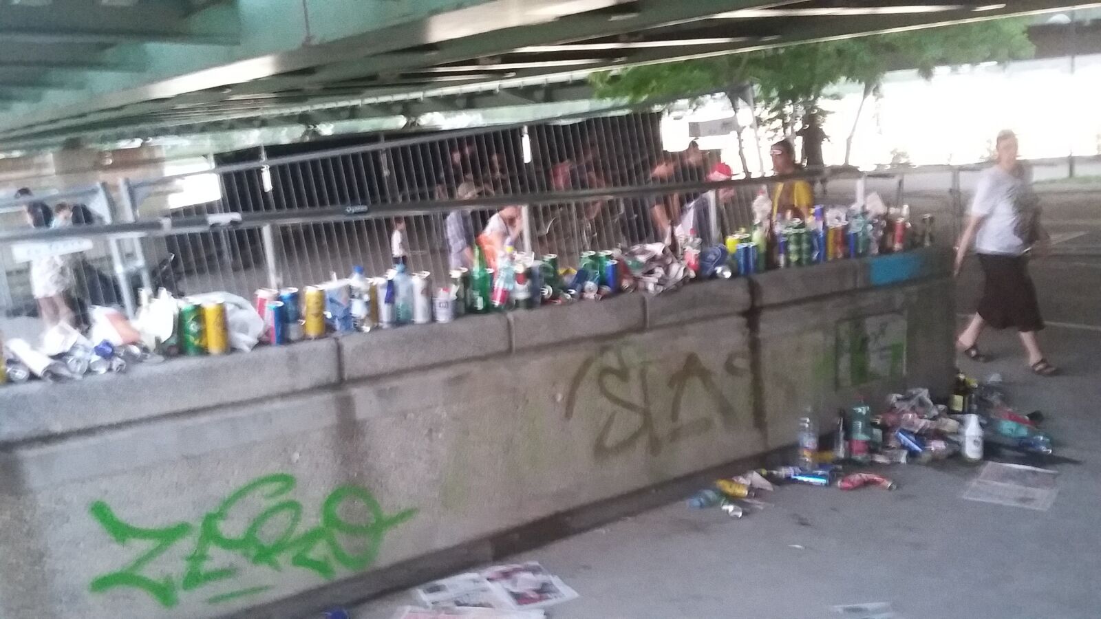 Samsung Galaxy S4 Mini sample photo. Dirty, beer, cans photography