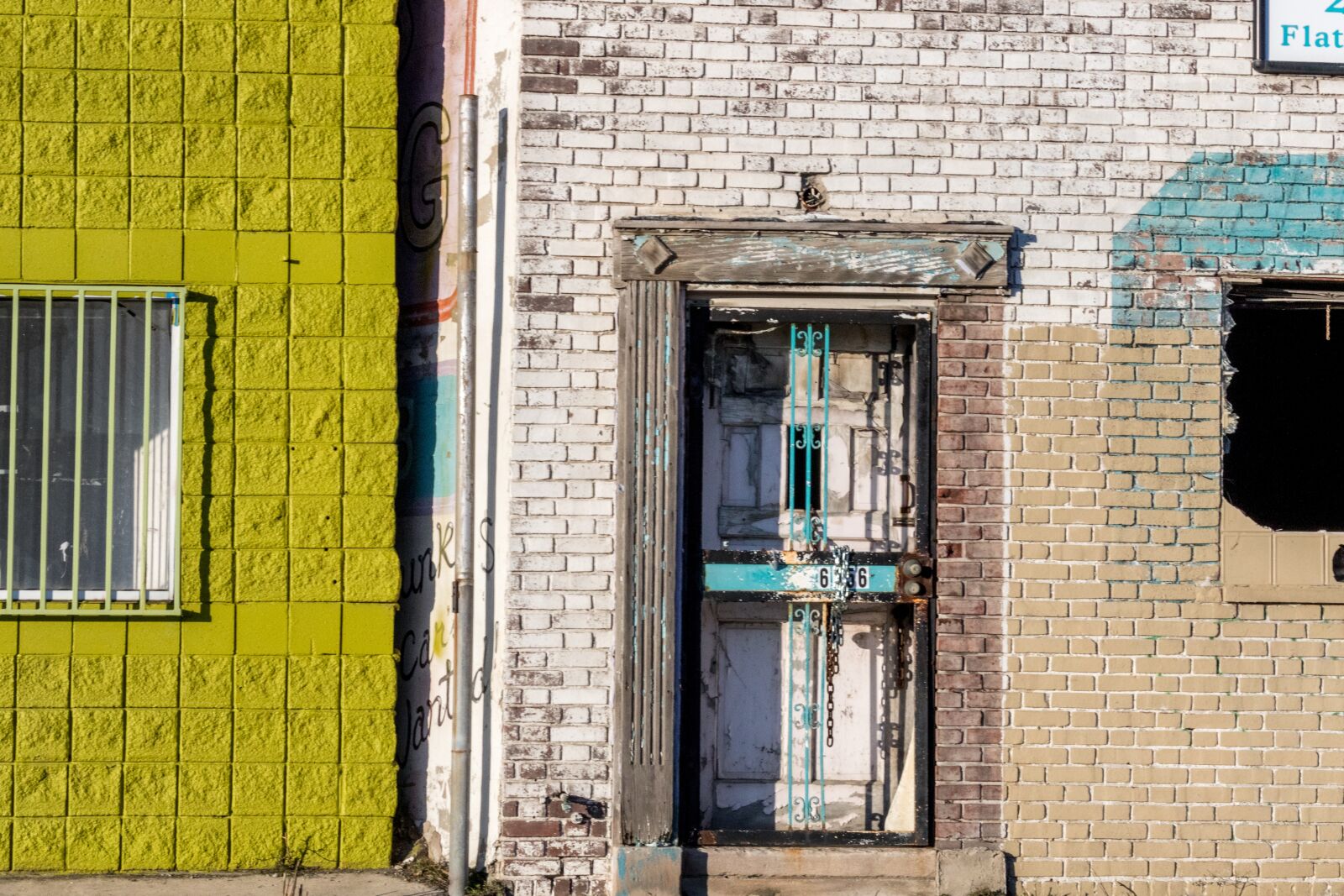Canon EOS 750D (EOS Rebel T6i / EOS Kiss X8i) sample photo. Building, door, abandoned photography