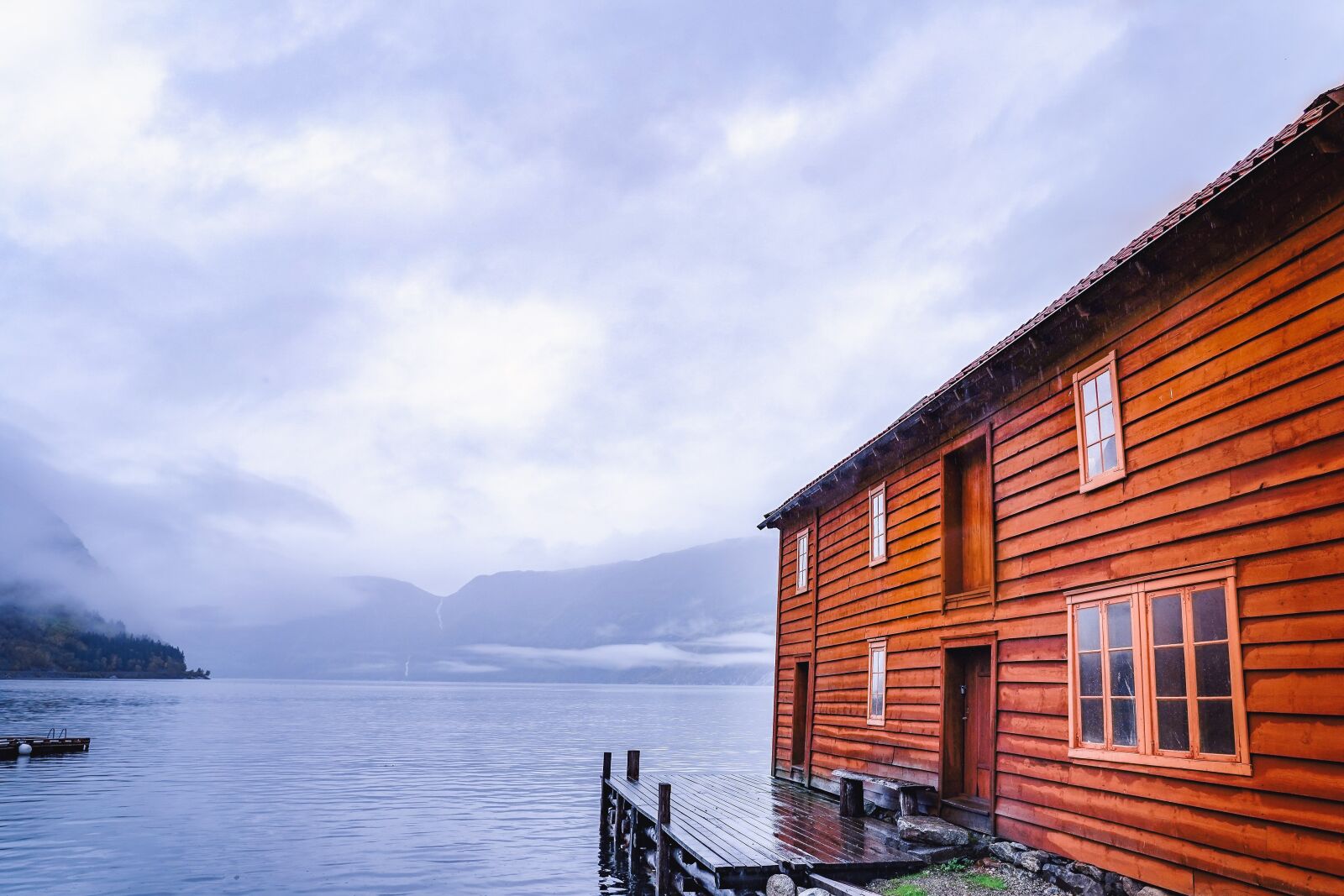 Sony FE 24-105mm F4 G OSS sample photo. Autumn, norway, boat house photography