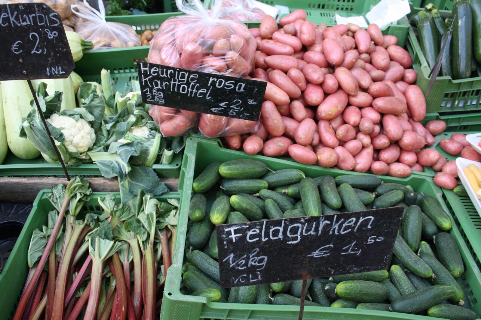 Canon EOS 1000D (EOS Digital Rebel XS / EOS Kiss F) sample photo. Vegetables, market, potatoes photography