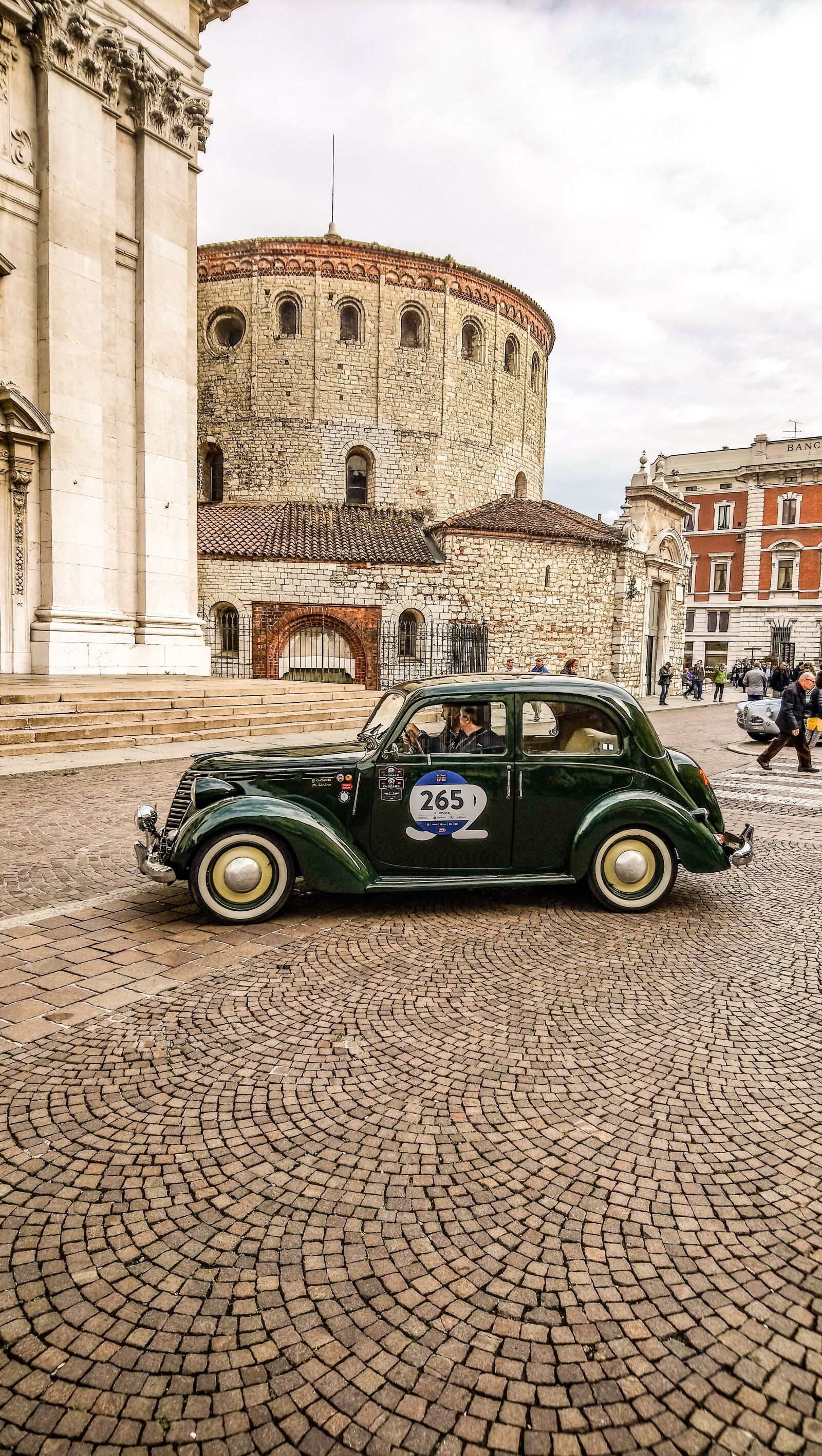 Sony Xperia XA1 Ultra sample photo. Brescia, architecture, historic cars photography